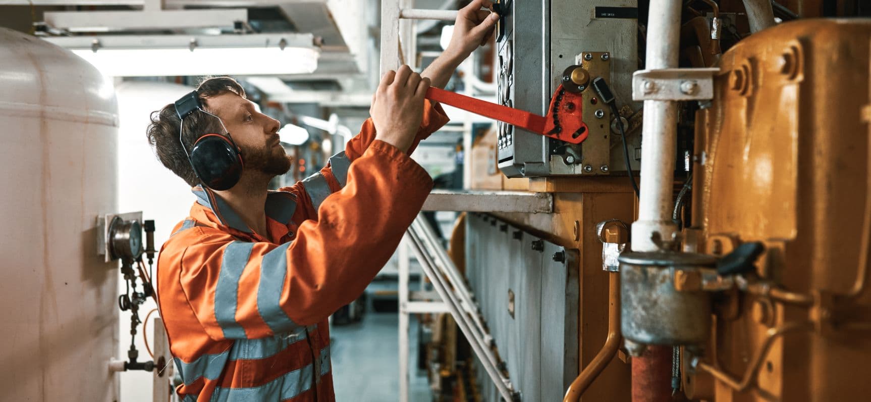 What does a marine engineer do?